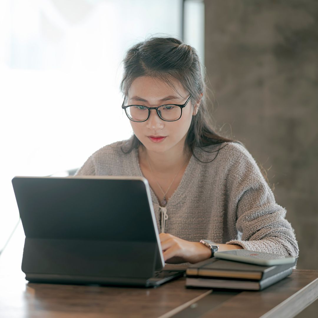 woman using ipad Woman using iPad